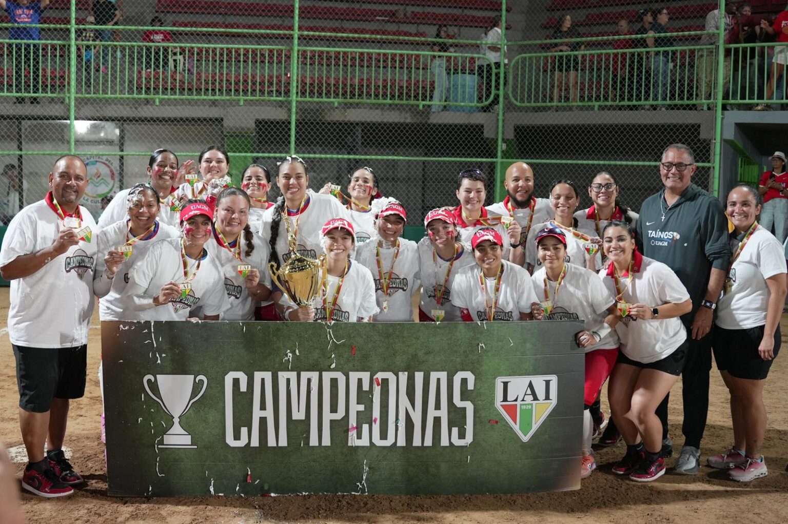 las taínas de la uagm revalidaron su campeonato de sóftbol.jpeg (luis ortiz lai)