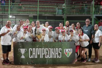 las taínas de la uagm revalidaron su campeonato de sóftbol.jpeg (luis ortiz lai)