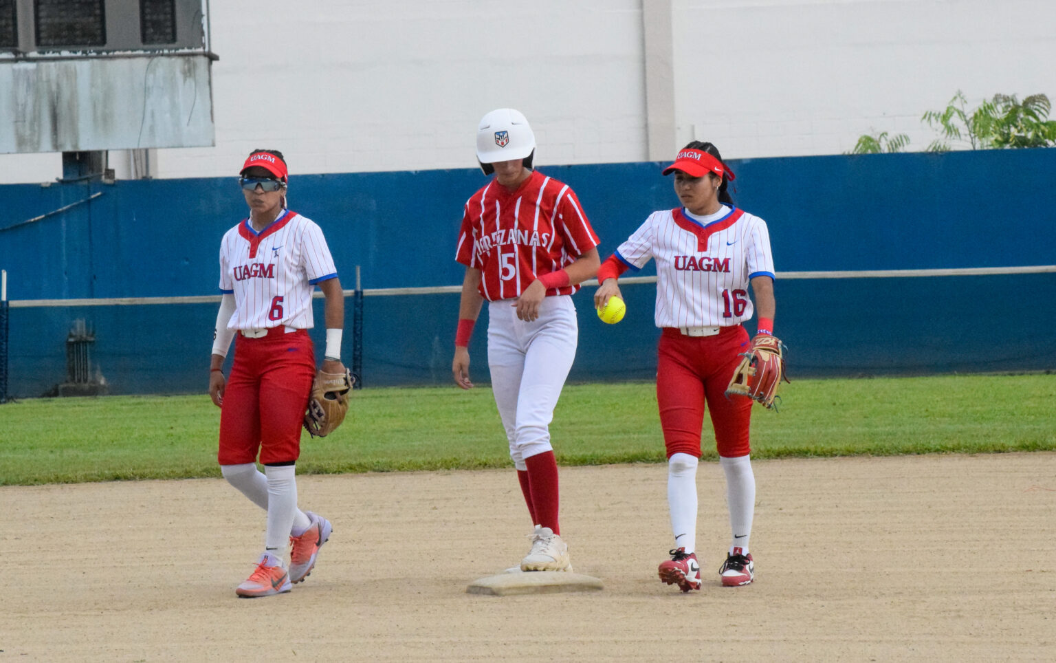 las taínas de la uagm y las jerezanas de la upr de río piedras van a la final de sóftbol femenino. (lai)