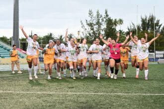 las tigresas de la uipr celebran su medalla de bronce en el fútbol femenino.jpeg (jorge colón lai)