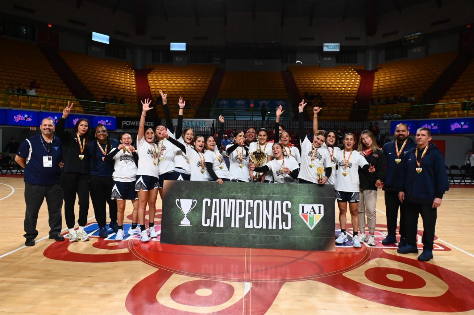 las vaqueras de la upr de bayamón revalidan invictas en el campeonato de baloncesto universitario.jpeg (jorge colón lai)