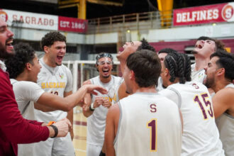 los delfines de la usc celebrán su clasificación a la final del baloncesto lai. su último campeonato fue en 1986. (roberto j. rivera guzmán para la lai)