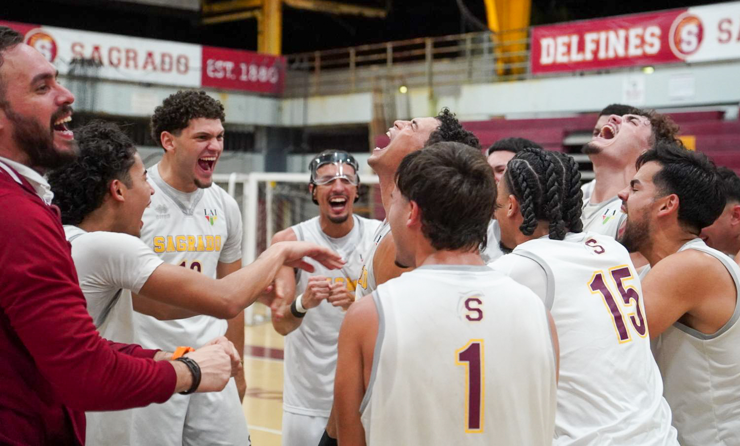 los delfines de la usc celebrán su clasificación a la final del baloncesto lai. su último campeonato fue en 1986. (roberto j. rivera guzmán para la lai)