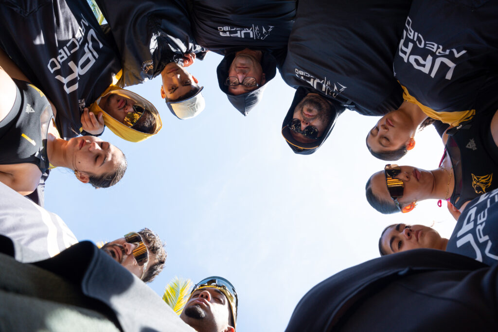 los estudiante atletas de la upr de arecibo se abrazaron durante el mimuto de silencio en memoria de su fallecido compañero axel román dortajpg (luis ortiz lai)