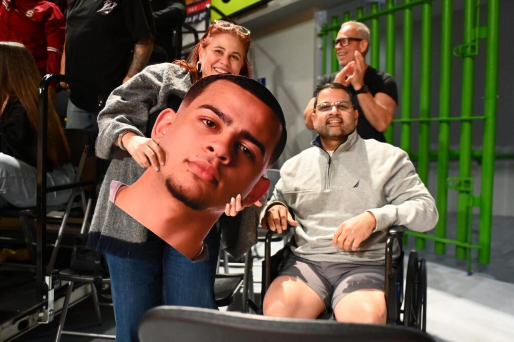 los padres de keven adorno apoyádolo con cartel y palabras de aliento.jpeg (jorge colón lai)