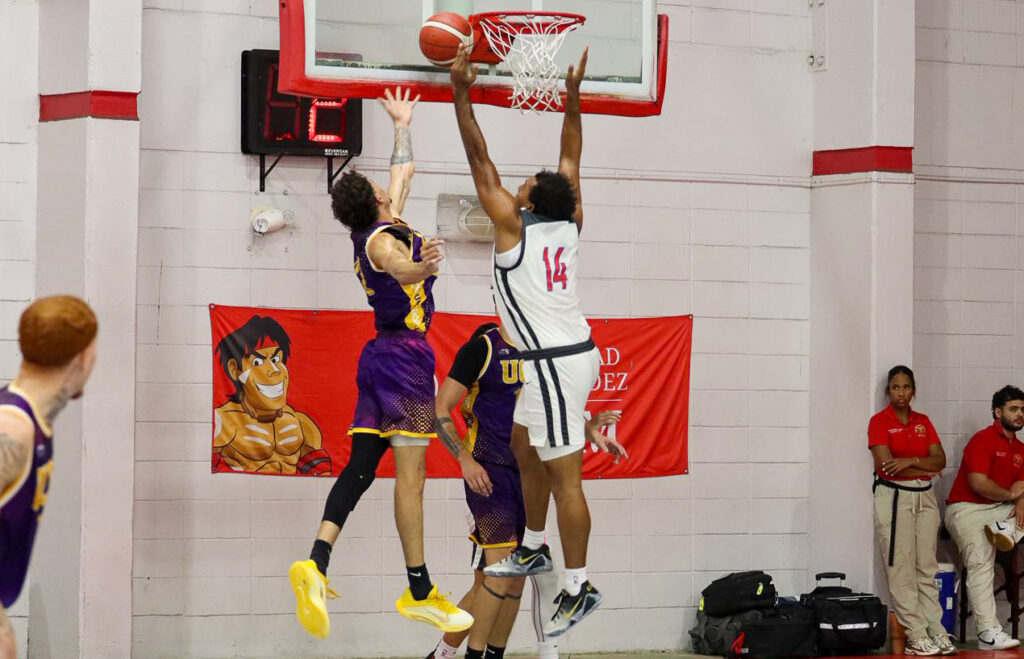 los taínos de la uagm derrotan a los campeones defensores halcones de la ucb. (sofia jiménez lai)