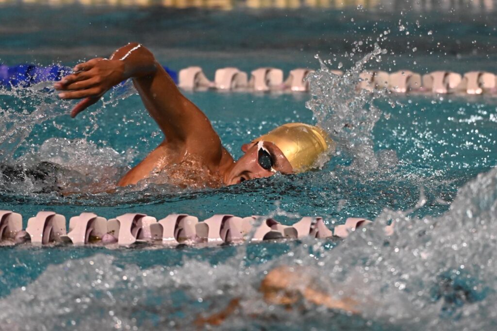 los tigres de la uipr persiguen a los delfines de la usc en las justas de natación.jpeg (jorge colón lai)