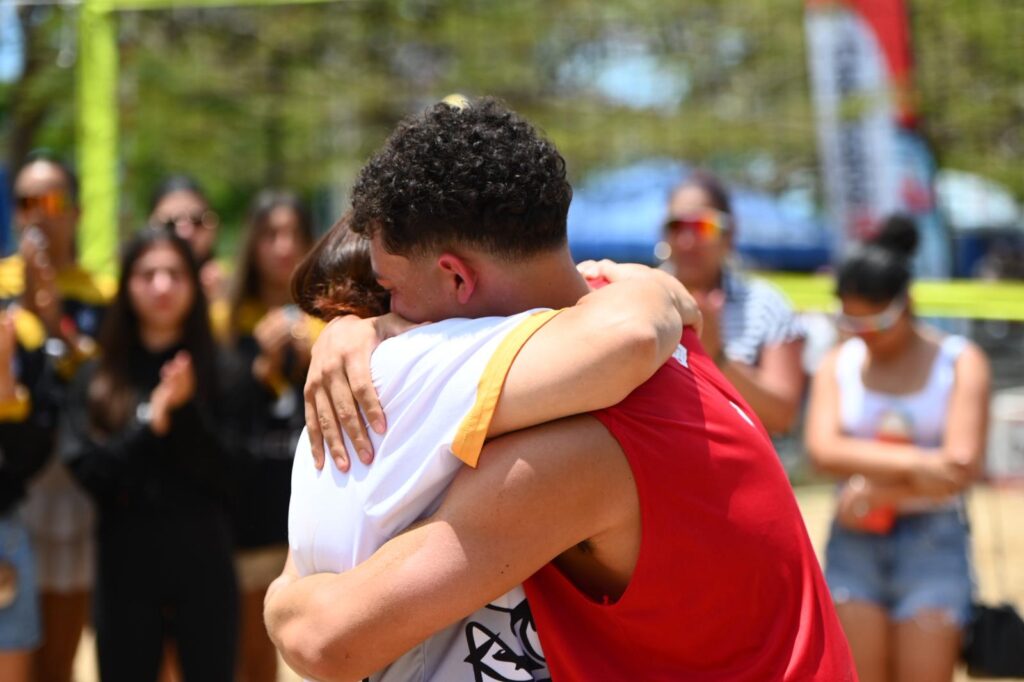 magaly dorta y manuel rivera se confunden en un abrazo.jpeg (jorge colón lai)