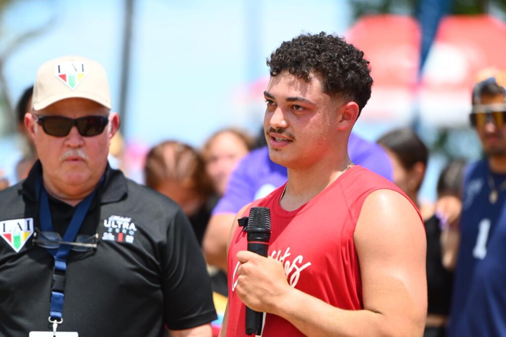 manuel rivera durante su discurso en la cancha principal del torneo de voleibol de playa de la lai.jpeg (jorge colón lai)