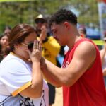 manuel rivera le pone el pin de la lai a magaly dorta en el homenaje póstumo a su hijo axel román dorta. (jorge colón lai) jpeg