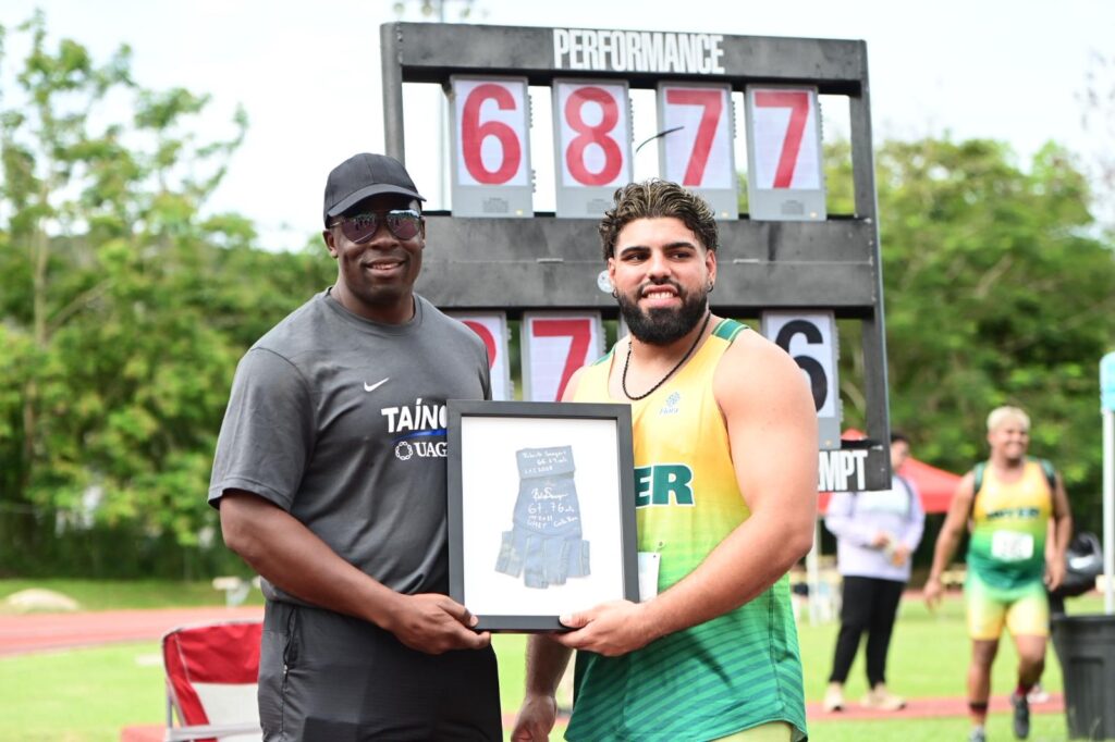 roberto sawyer le entrena a michael soler su guante cuando estableció la marca de la lai en el 2011. un gesto de un gran campeón y olímpico.jpeg (jorge colón lai)