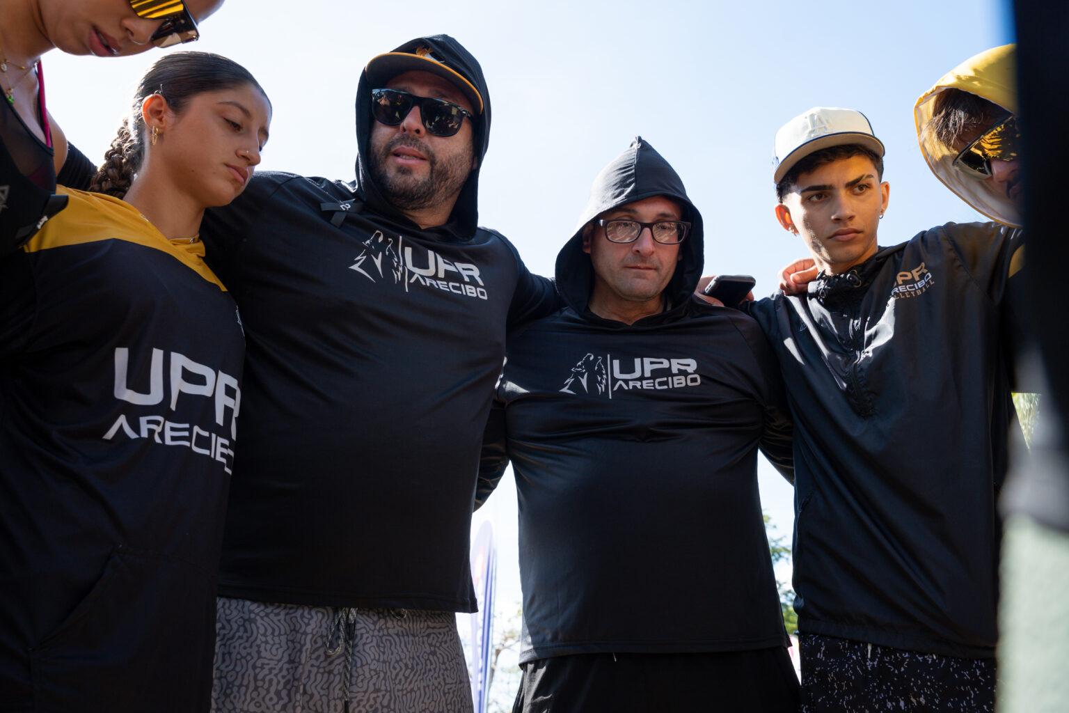 todos unidos en el dolor y en honor por axel román dorta durante el homenaje póstumo en el inicio del campeonato de voleibol de playa.jpg (luis ortiz lai)
