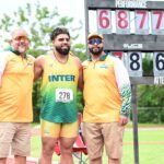 tres tigres felices. michael soler con sus entrenadores posando al lado de la nueva marca de la lai en lanzamiento de martillo.jpeg (jorge colón lai)
