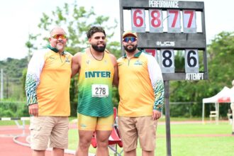 tres tigres felices. michael soler con sus entrenadores posando al lado de la nueva marca de la lai en lanzamiento de martillo.jpeg (jorge colón lai)