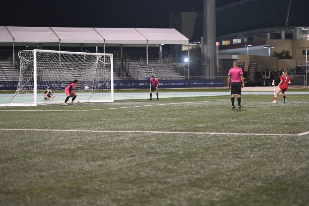Último penal de la uagm para marcar su primera final de fútbol femenino en la lai.jpeg (luis f. minguela lai)