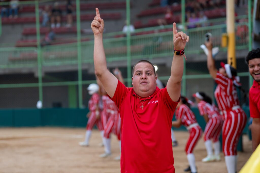 wilkins rodríguez coach de lanzadoras celebra con sus jerezanas.jpeg (dario rodríguez lai)