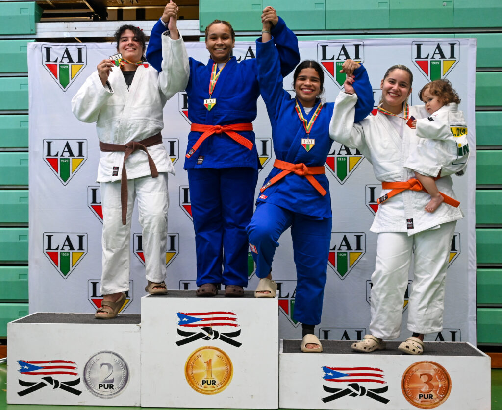 aurora y su mamá medallista de la lai joanelli farinacci.jpg (luis f. minguela lai)