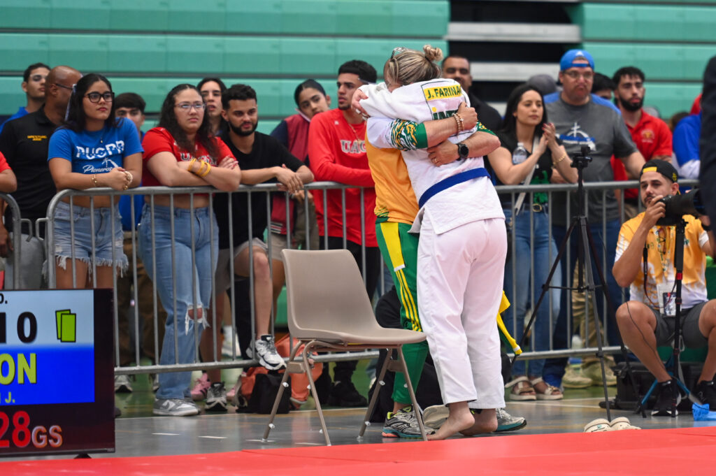 joanelli farinacci abraza a uno de sus entrenadores tras ganar medalla de bronce en el concluido festival deportivo 2026.jpg (luis f. minguela lai)