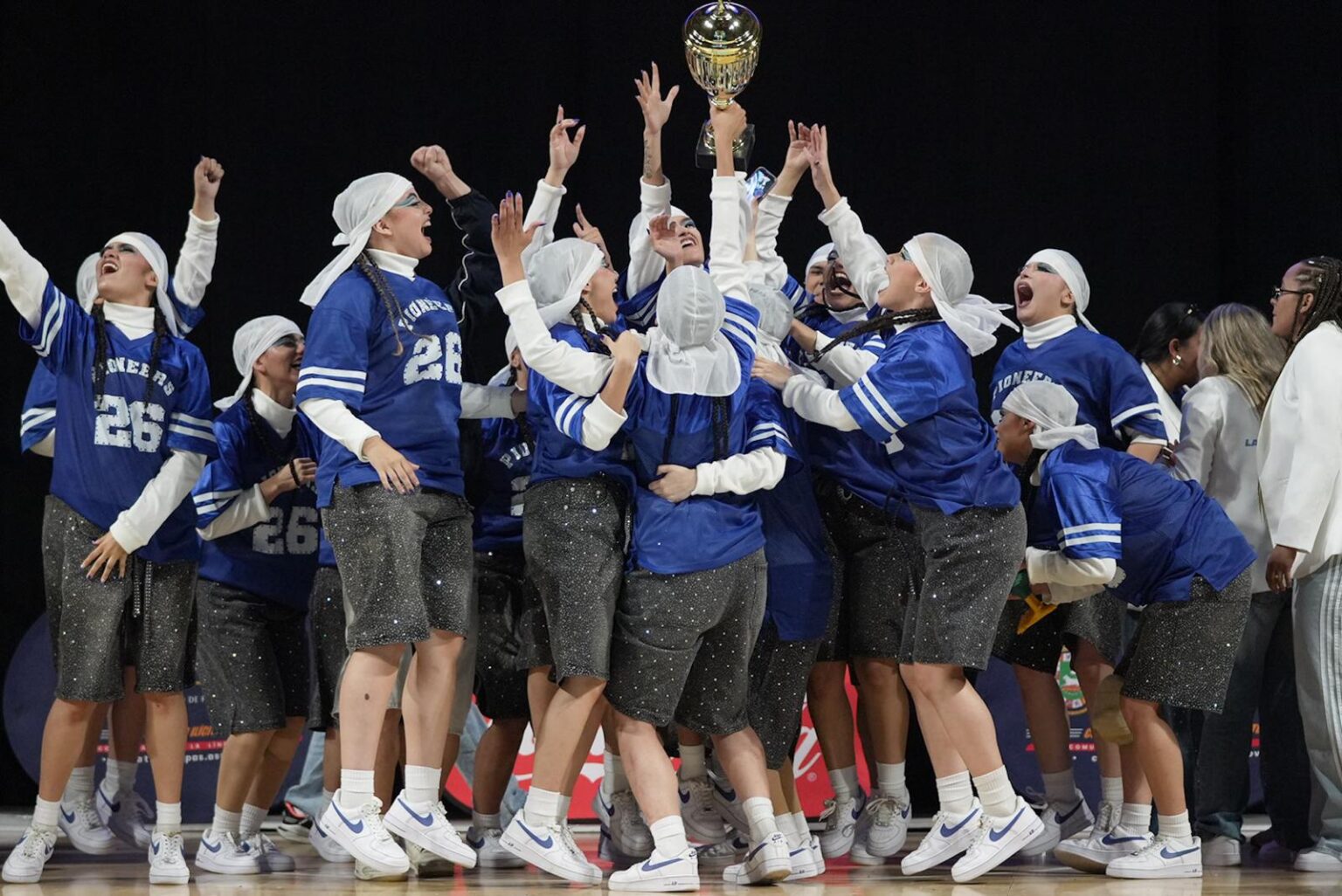 la pontificia universidad católica nuevos campeones de baile.jpeg (luis ortiz lai)