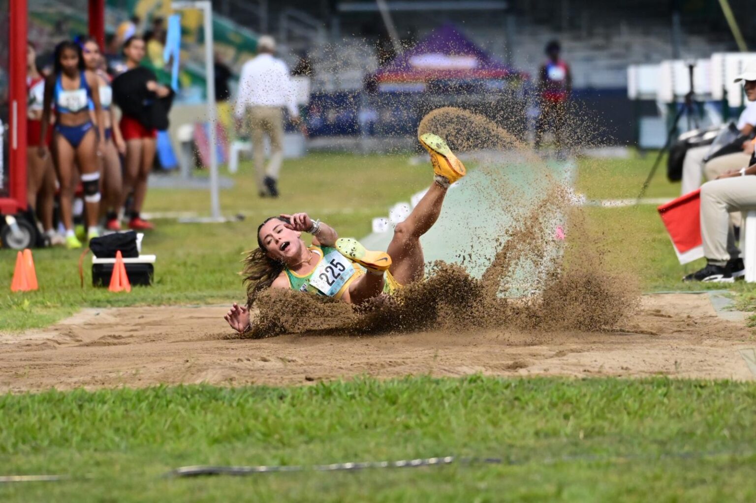 legna echevarría realizó un salto dorado en salto a lo largo para la uipr.jpeg (jorge colón lai)