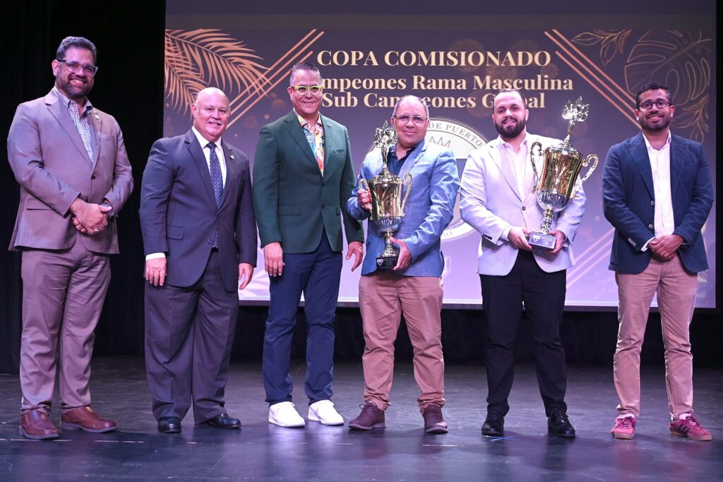 de der. a izquierda christian tellado con el trofeo que ganó la upr de arecibo en la copa comisionado.jpeg (luis f. minguela lai)