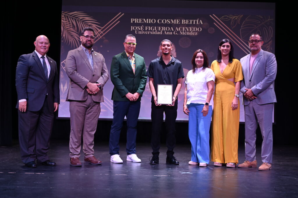 josé figueroa gana el premio cosme beitía. (luis f. minguela lai)