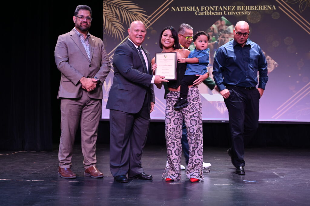 natisha fontanes premio de liderazgo y deportivo. (luis f. minguela lai)