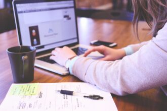 los estudiantes atletas enfrentan grandes retos en su primer año universitario. (startupstockphotos)