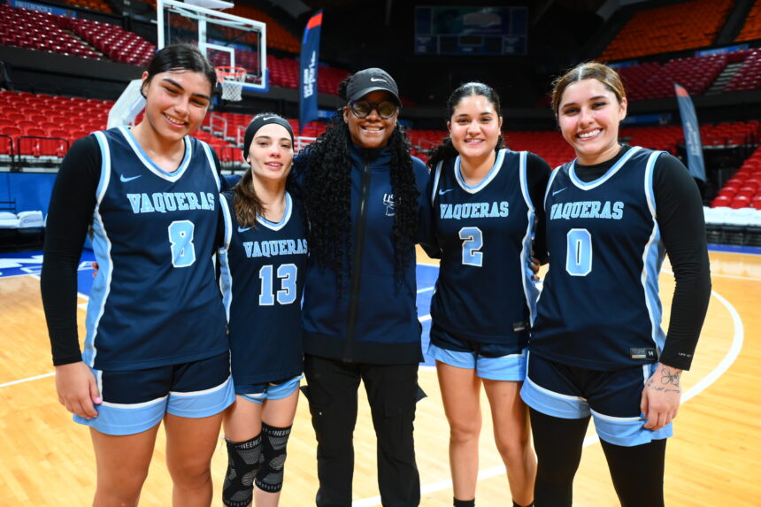 en el centro rodsan rodríguez con el equipo campeón de la edición en el 2025 del campeonato de 3x3 de la lai. (lai)