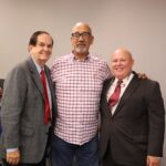 en el centro, luis dieppa, junto a josé enrique arrarás y el licenciado jorge o. sosa. dieppa trabajo para que el deporte universitario estuviera en la elite nacional. (lai)