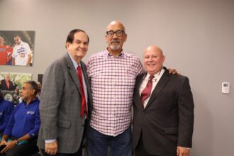 en el centro, luis dieppa, junto a josé enrique arrarás y el licenciado jorge o. sosa. dieppa trabajo para que el deporte universitario estuviera en la elite nacional. (lai)