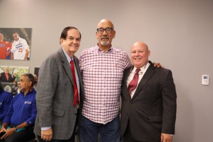 en el centro, luis dieppa, junto a josé enrique arrarás y el licenciado jorge o. sosa. dieppa trabajo para que el deporte universitario estuviera en la elite nacional. (lai)